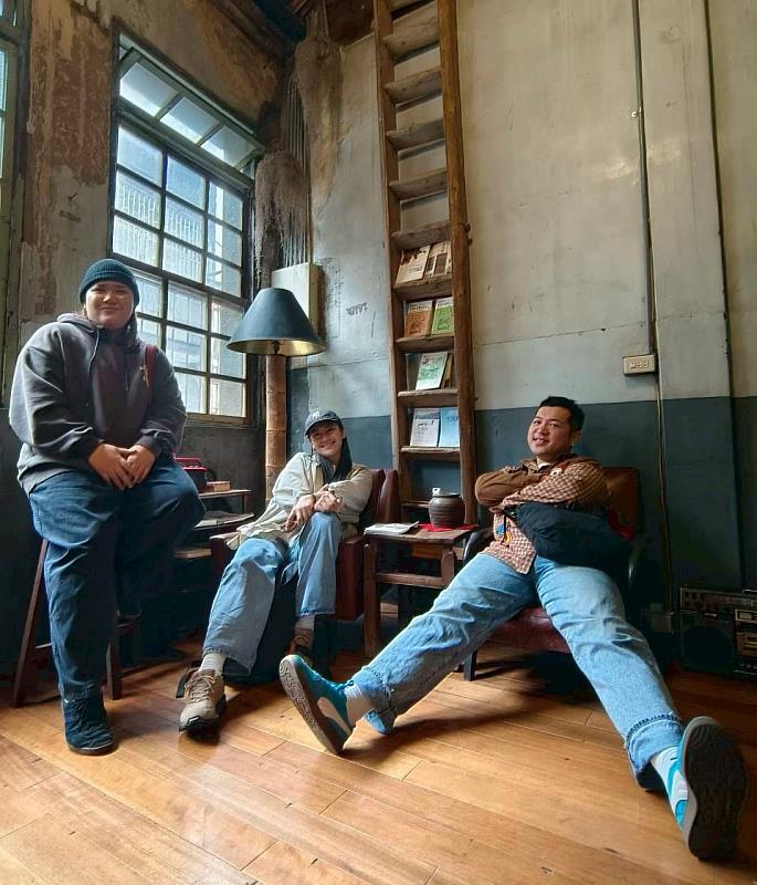 本次計畫邀請3位藝術家，包括擅長複合媒材的賽德克族藝術家SiyatMoses阮原閩（右）、專精版畫的布農族藝術家Ali Istanda胡家瑜（左），以及擅長行為藝術的賽夏族創作者maya' a taboeh hayawan羅媛（中）。（原文會提供）