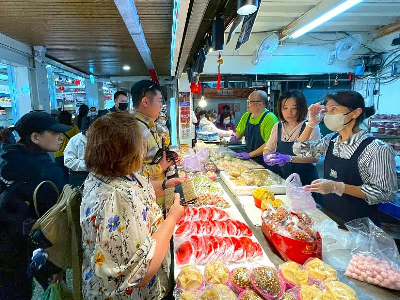 團隊走入桃園南門市場與巷弄中，挖掘桃園在地傳統飲食及市場變遷中的兒時記憶。（原文會提供）