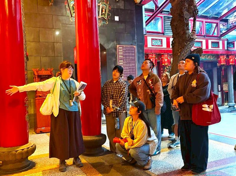 青年藝術家隨「桃托邦藝文聯盟」講師腳步,踏訪並聆聽桃園信仰中心景福宮的發展故事。(原文會提供)