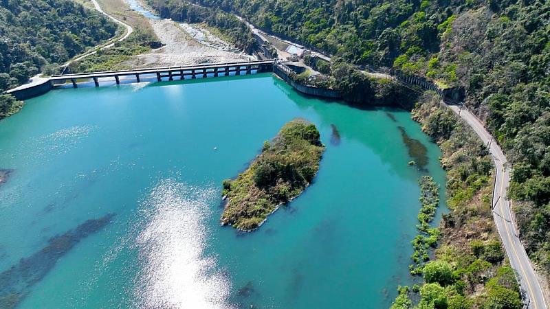 圖說：台電公司長期致力生態保育作為，日前大甲溪電廠、萬大電廠雙雙榮獲農業部林保署呼應國際OECMs倡議推行之「保育共生地」認證，成為我國首批獲認證陸域場域。圖為台電大甲溪發電廠水系生態廊道。