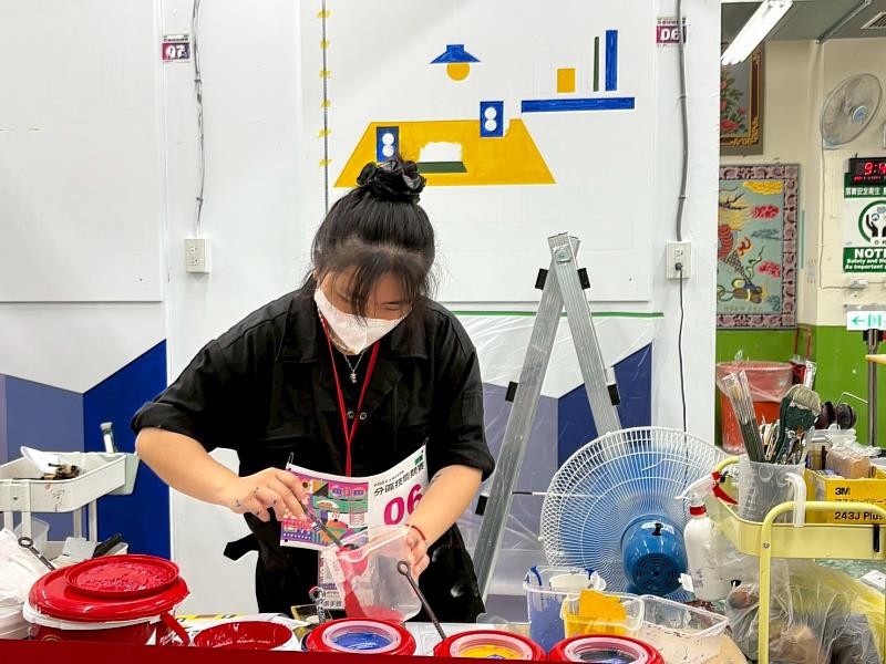 漆作裝潢(北區)佳作得主周囿辛同學競賽專注神情。(照片/校方提供)