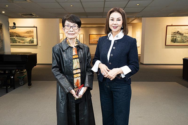 文大名譽博士、黃君璧入室弟子謝玲玲博士（右）出任首席榮譽顧問，與溥心畬入室弟子陳明湘教授（左）合影。