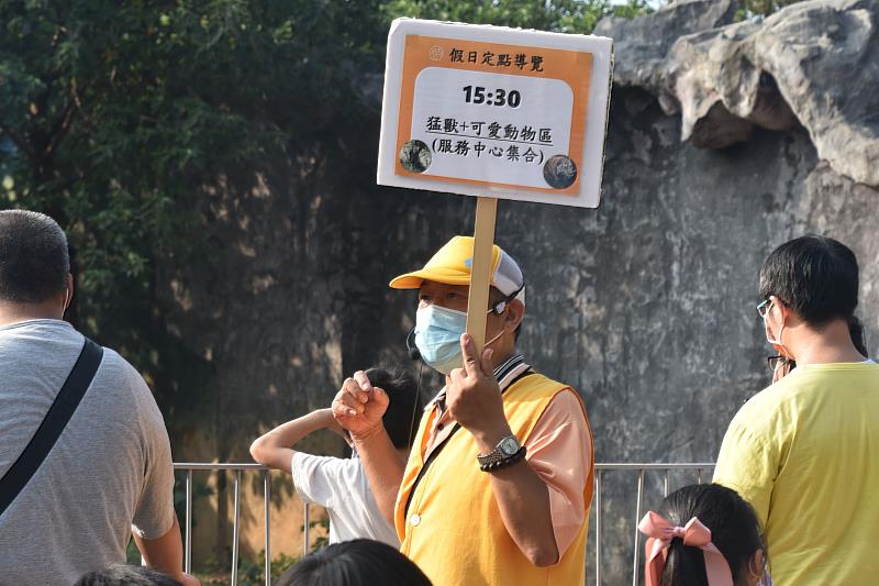 新竹動物園推出猛獸導覽，昆蟲館推出動物互動課。