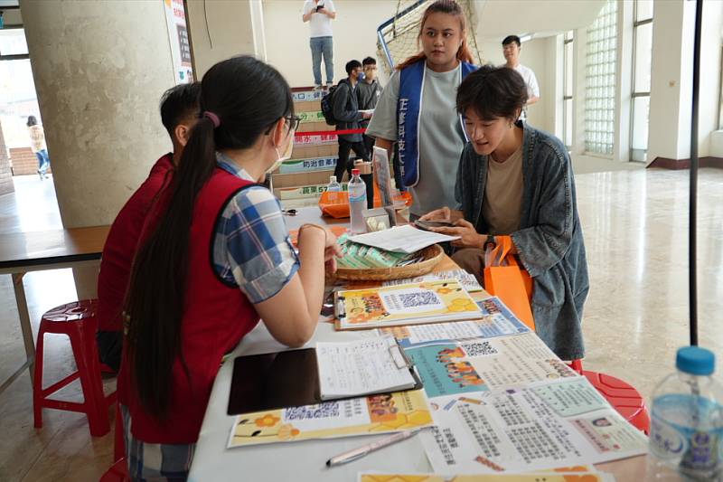 現場並設有求才媒合、履歷健檢與形象造型3大專區,結合職涯諮詢與原民就業服務,全面協助學生提升求職競爭力,打造南部重要徵才盛會。