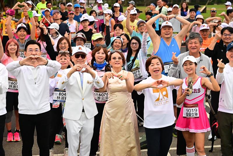 游志豪會長（左2）希望藉公益路跑，用心中的這針串聯起社會各界的力量、打造正直的社會，並縫補社會的需要，將溫暖無限延伸。