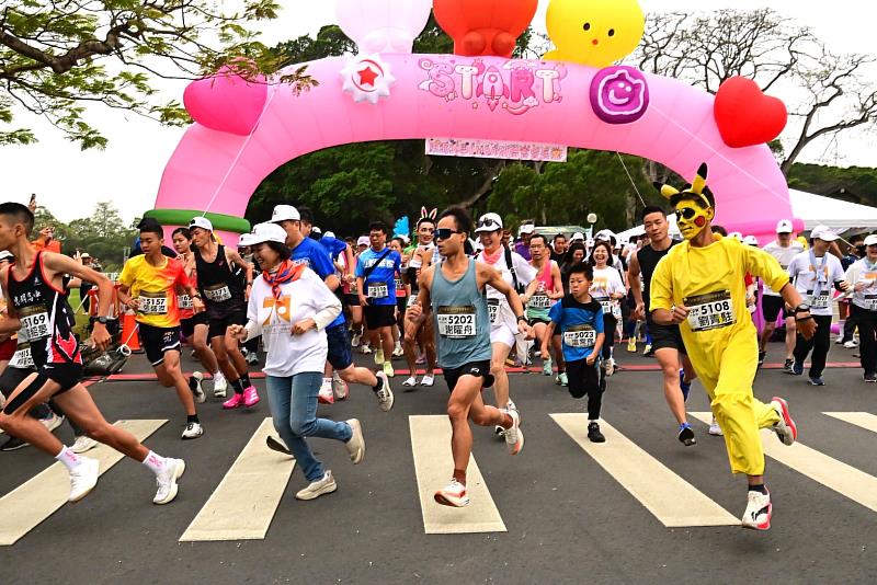 首屆「東海大學會長盃校園慢跑」日前在路思義教堂前廣場盛大登場，吸引超過1500位校內外師生與校友共襄盛舉。