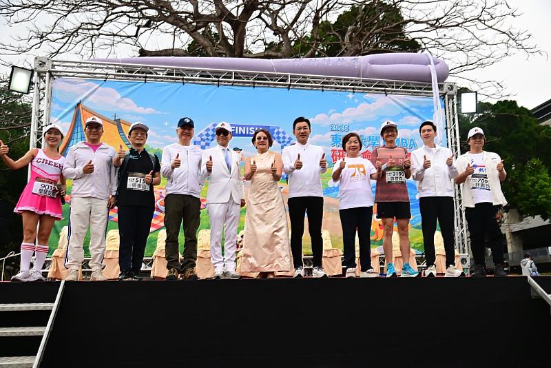 立法院江啟臣副院長、立法委員廖偉翔、立委楊瓊瓔、台中東區扶輪社社長林載啟、東海大學副校長劉正、管理學院院長曾俊堯、公事處處長黃兆璽等人都到參與。