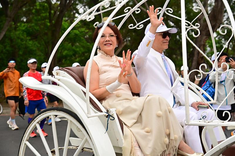 主辦人游志豪會長與夫人在眾人的驚呼與掌聲中，搭乘華麗的名駒馬車緩緩駛入會場，象徵「駿馬奔騰、公益同行」的美好寓意。