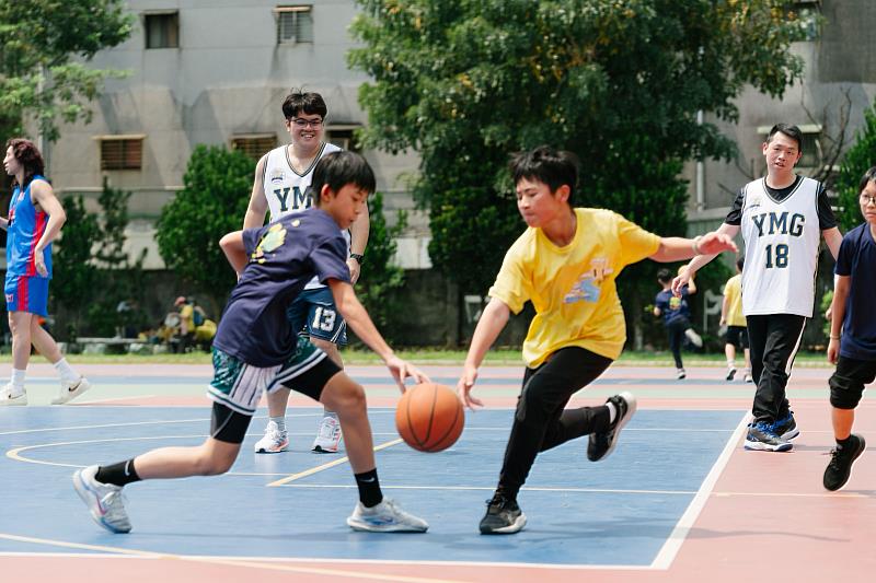 最受矚目的「三對三鬥牛賽」，由裕隆集團籃球隊攜手格上租車籃球志工，與孩子們混合組隊同場競技，讓孩子在奔跑與合作中感受團隊精神，也盡情享受運動的樂趣。