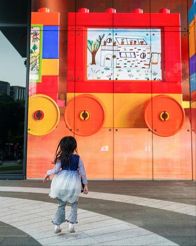 Taipei Lumitree展出共計46件充滿創意與想像力的兒童畫作。