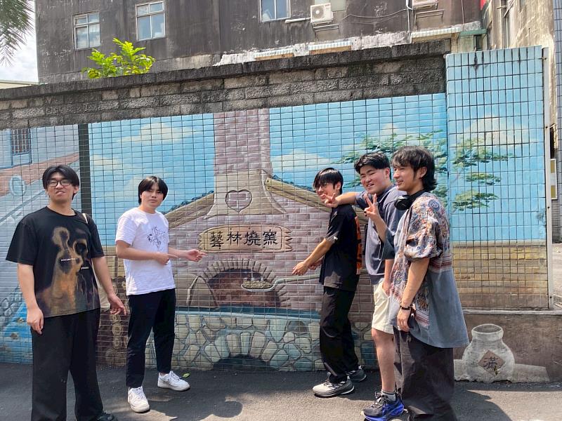 多國學生交流陶藝創作。