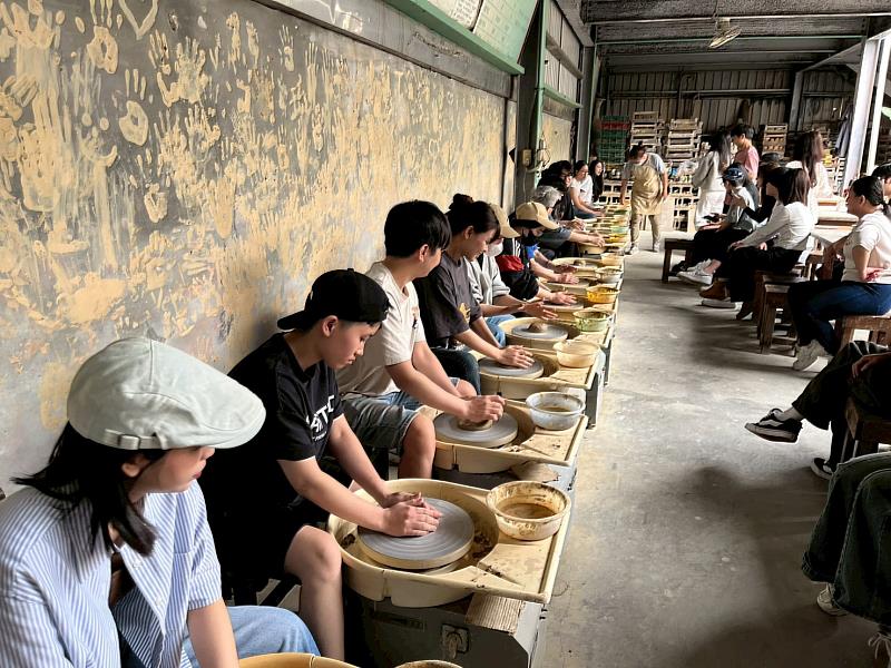 學生認真製作陶藝作品。