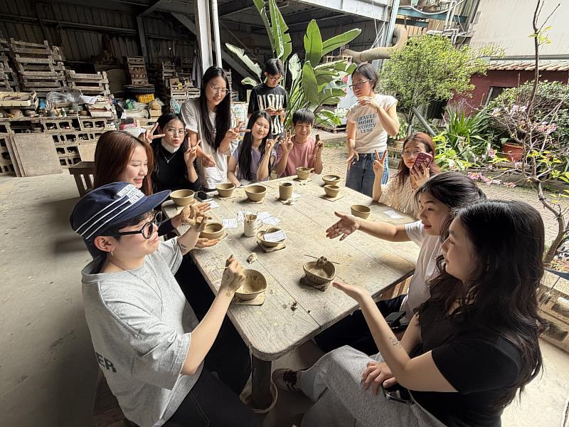 學生完成陶藝作品展現成果。