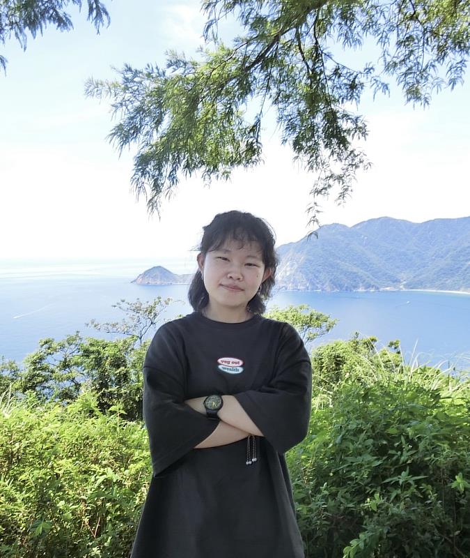 畢業生服務委員會會長周妤嬪獲選優秀社團幹部，展現卓越領導力與服務精神。