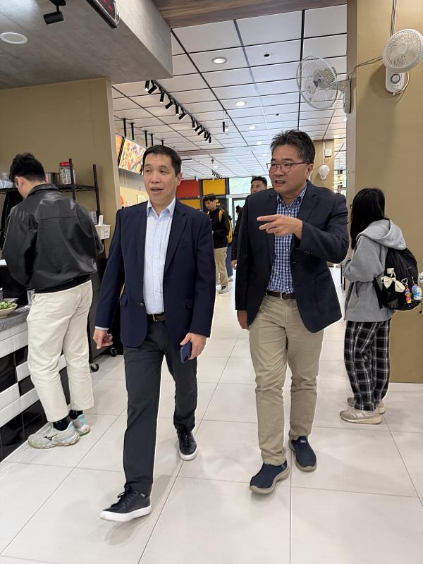 副代表與學務處林俊瑩學務長參訪校內餐廳。