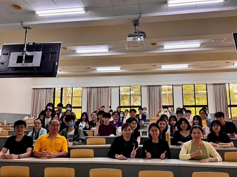 新加坡中央醫院訪問團蒞臨高醫大,分享放射師職涯發展與在地醫療經驗。