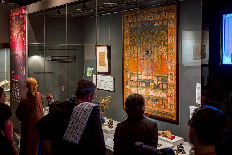 貴賓們於人神共存的世界展區，仔細端詳「吉祥護主黑天細密畫」。（圖由世界宗教博物館提供）