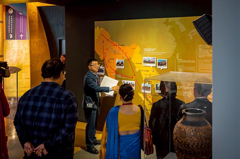 開幕典禮貴賓們透過現場導覽，更加了解印度文化傳播的軌跡。（圖由世界宗教博物館提供）