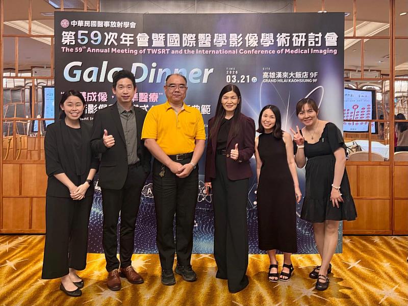 高醫大醫學影像暨放射科學系系主任田育彰（左3）與新加坡中央醫院訪問團共同出席國際研討會，促進醫學影像與放射專業之國際交流與合作。