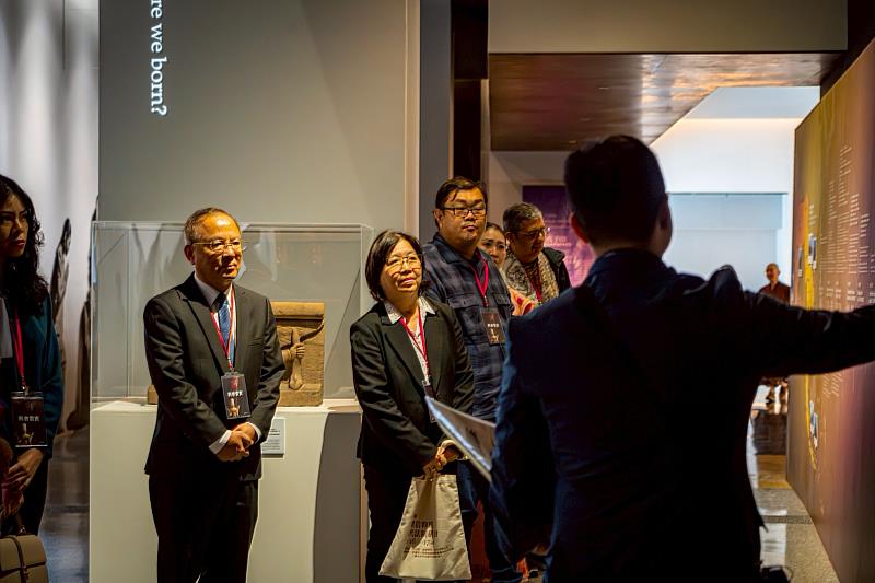 內政部宗教及禮制司司長林振祿（左2）、國立臺灣博物館副館長黃秀（左3）等貴賓，專注聆聽現場導覽。（圖由世界宗教博物館提供）