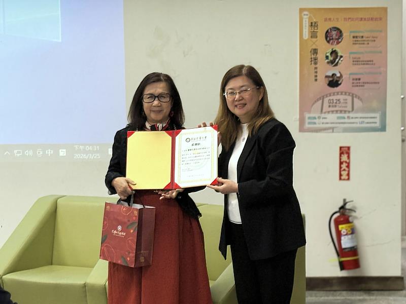 （語推人生：讓族語在日常中動起來）頒發感謝狀。