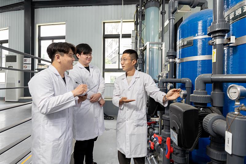 呼應全球環境永續發展與淨零碳排趨勢，嘉藥環工系今年四技申請一階吸引超過200位高中生報名。