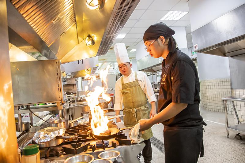 嘉藥餐旅系今年深受高中生青睞，通過人數與招生人數比率高達31.5。