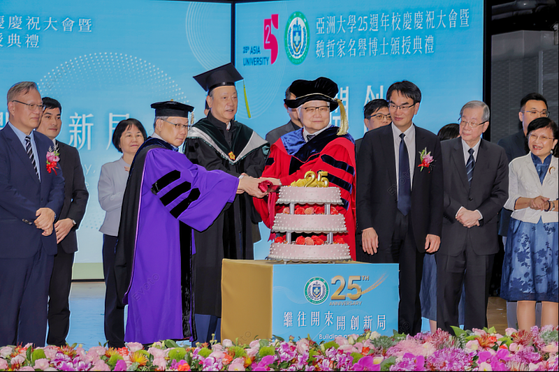 亞洲大學於創校25週年校慶期間，頒授名譽博士學位予台積電董事長魏哲家，期許學校在既有基礎上持續深化AI、半導體等關鍵領域布局，並與產業趨勢緊密連結，強化人才培育與國際競爭力。