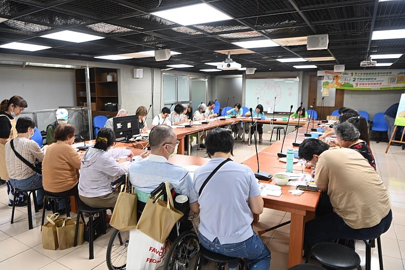 結合嘉義市IP「桃喜」彩繪創作,透過手作體驗讓照顧者在創作中紓壓。