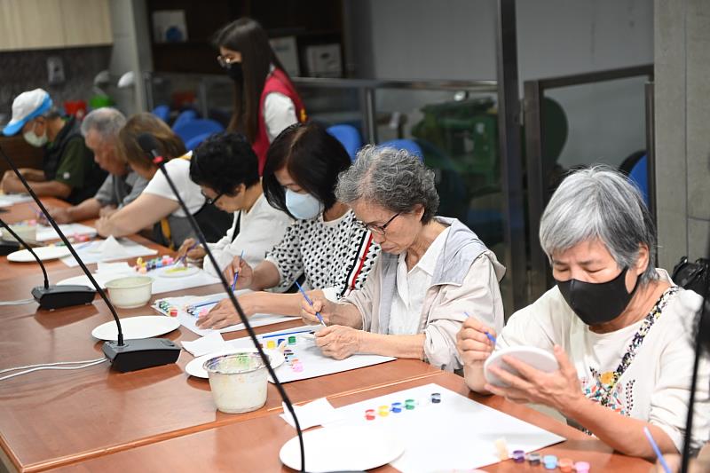 結合嘉義市IP「桃喜」彩繪創作,透過手作體驗讓照顧者在創作中紓壓。