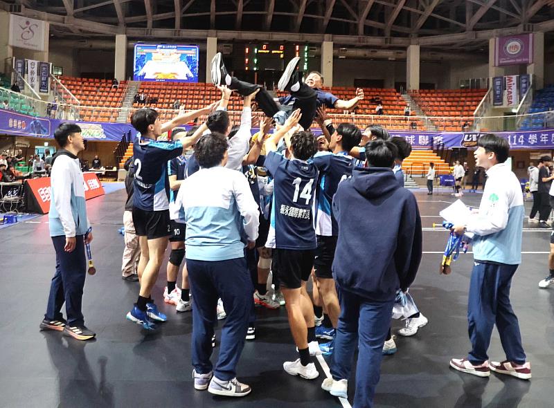 大仁科技大學男排勇奪大專一級季軍，高舉總教練歡呼。
