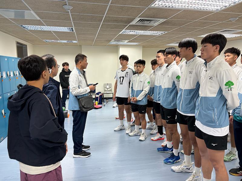 大仁科大男排選手上台前的賽前訓話。