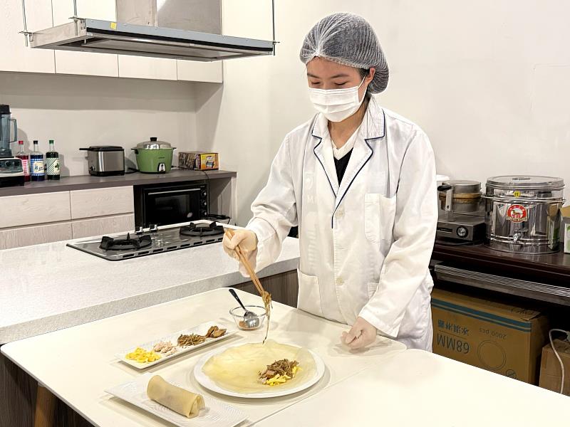 中山醫大營養系學生以雞胸肉、豆干、蛋皮及蔬菜製作潤餅內餡，強調高蛋白與均衡營養。