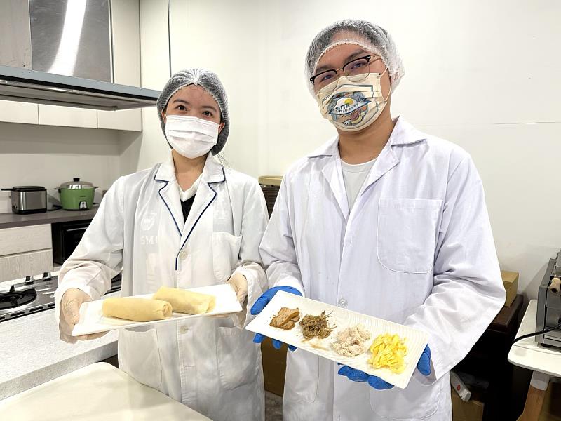 中山醫大營養系學生展示研發完成的「高纖低糖潤餅」，兼顧風味與健康，翻轉傳統高油高糖印象。