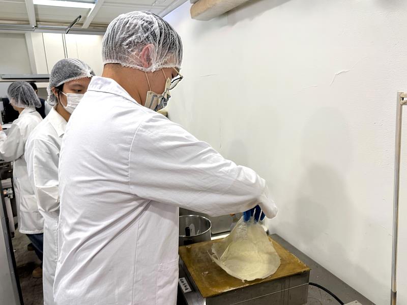 中山醫大營養學系學生於校內數位廚房製作高纖潤餅皮，透過調整配方提升膳食纖維並降低熱量負擔。