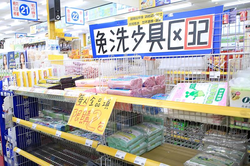 嘉義市政府由消保官率隊與嘉義市調站進行聯合稽查。