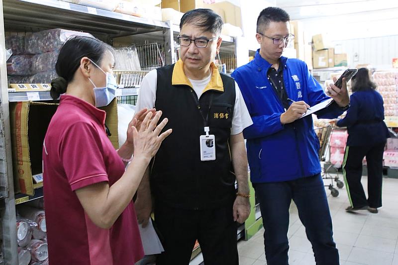 嘉義市政府由消保官率隊與嘉義市調站進行聯合稽查。