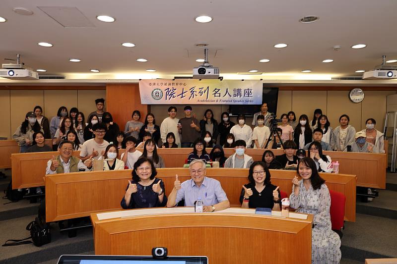 亞大通識中心「與院士對話系列講座」，亞大副校長蔡秀芬（前排左1）、葉永烜院士（前排左2）、通識中心主任黃淑貞（前排右2）和參與亞大師生合影。