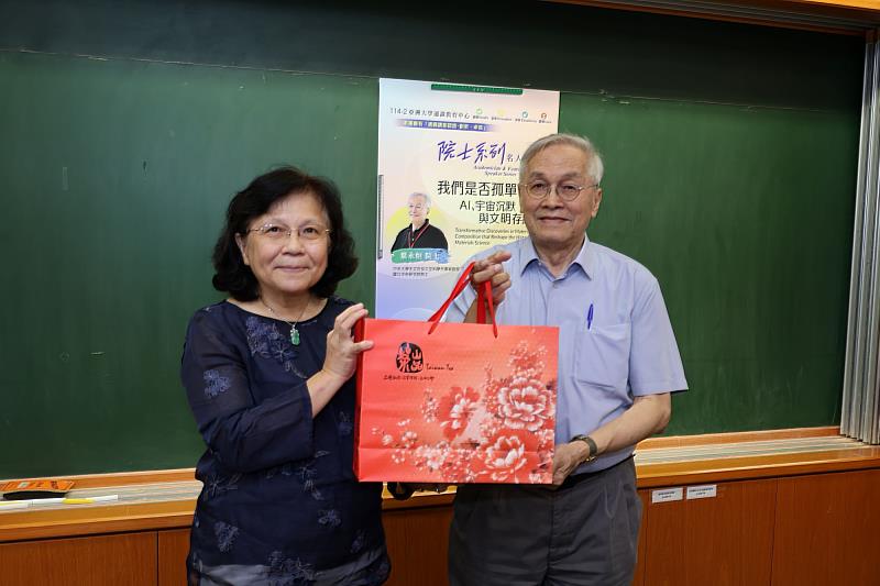 亞大副校長蔡秀芬（左）致贈紀念品予葉永烜院士。
