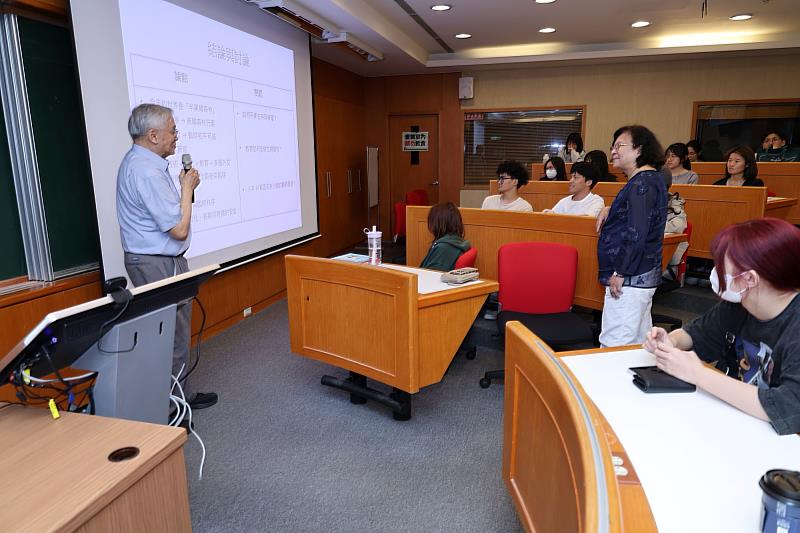 現場學生踴躍提問，與葉永烜院士展開深度對話，激盪出豐富的跨域思辨。