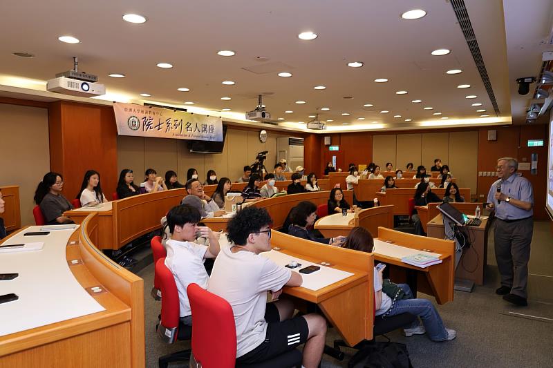 中研院院士葉永烜應邀到亞洲大學演講，學生專心聆聽。