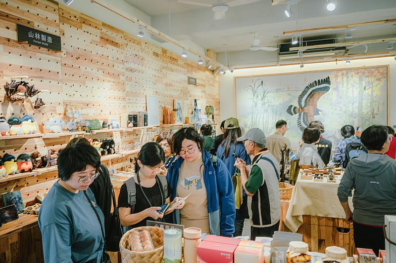 「山林製造X啄木鳥森林」開幕後的空間運作與體驗情形，從餐飲、選品到文化活動與自然景觀，完整展現森林場域與地方生活融合的多元樣貌。