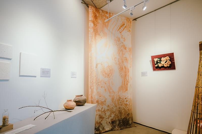在遊客中心一隅，常態展「以土地為搖籃」展出在地工藝作品，呈現族群文化與土地記憶。