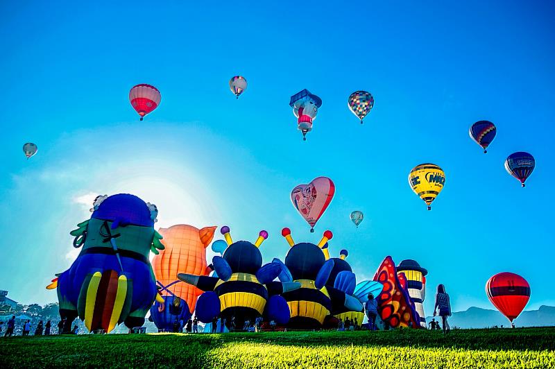 2026臺灣國際熱氣球嘉年華，7月4日至8月20日吉伊卡哇萌翻鹿野高台。（照片台東縣政府提供）