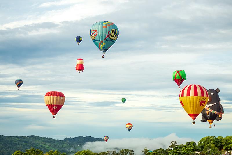 2026臺灣國際熱氣球嘉年華，7月4日至8月20日吉伊卡哇萌翻鹿野高台。（照片台東縣政府提供）
