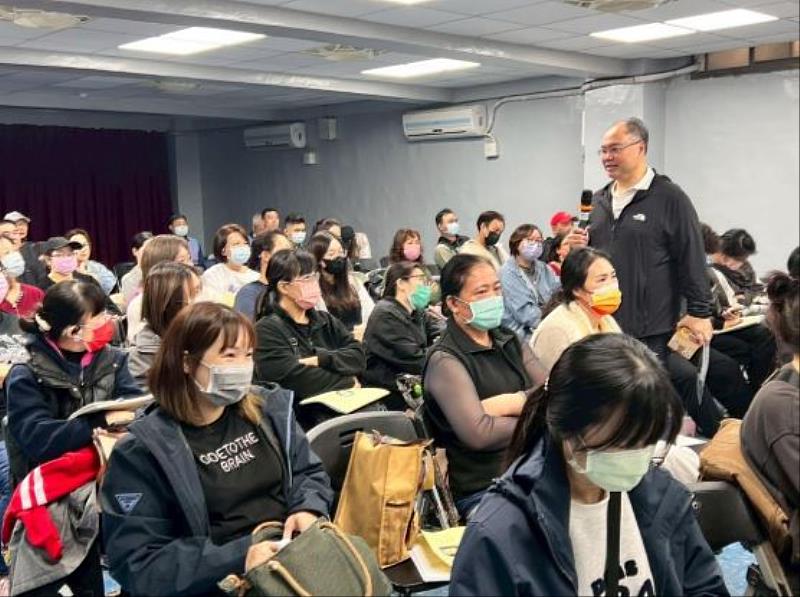 蔣育錚副院長與現場餐飲服務人員進行課程講授。