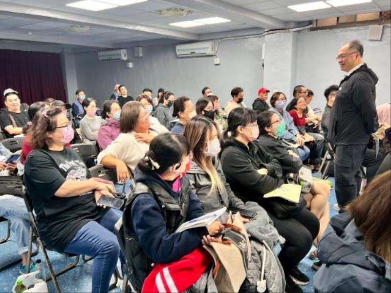 蔣育錚副院長於講習中與餐飲從業人員互動交流，分享食品安全管理實務經驗。