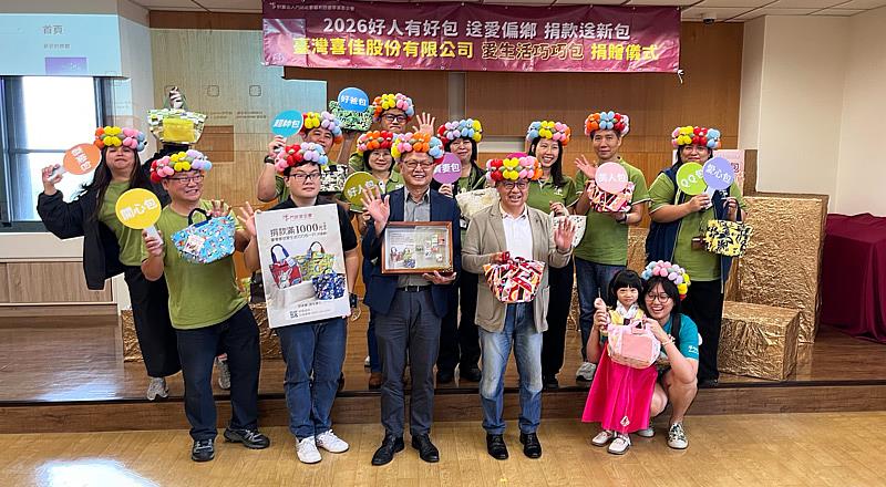為讓公益更貼近生活,門諾基金會今年特別設計走秀橋段,展示各種帶標生活的「好人有好包」。