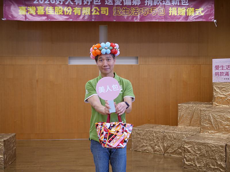 門諾基金會花蓮服務處處長李國湞走秀展示「美人包」。