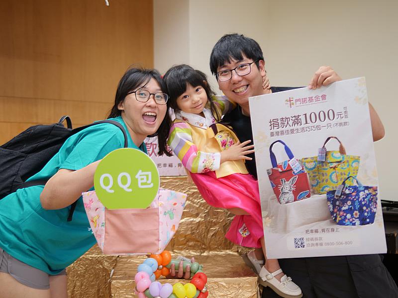 門諾基金會邀請小小捐款者許宬晞（中）走秀，家長陪同見證，象徵善的循環從小開始。